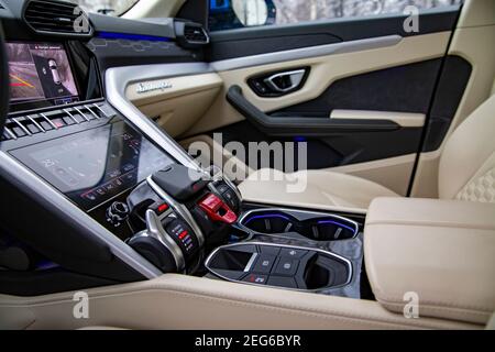 MOSCOU, RUSSIE - DÉCEMBRE 15, 2020: Intérieur de la voiture de luxe Lamborghini Urus. Cuir clair Banque D'Images