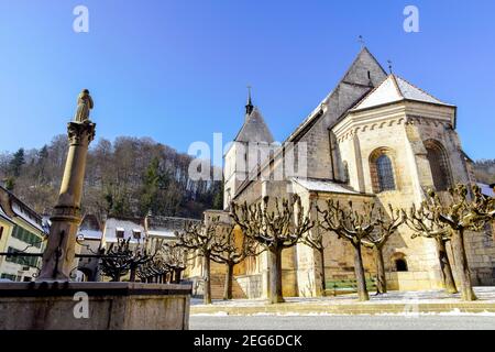Vue sur la rue de la collégiale Saint Ursanne et de son cloître dans la charmante ville médiévale Saint Ursanne, canton du Jura, Suisse. Banque D'Images