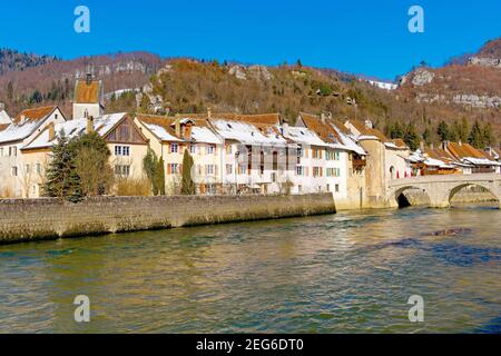 Vue sur la ville pittoresque de Saint Ursanne et le pont Jean de Nepomuk au-dessus du Doubs, canton du Jura, Suisse. Banque D'Images
