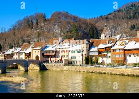 Vue sur le pittoresque pont de Saint Ursanne et Jean de Nepomuk au-dessus du Doubs, canton du Jura, Suisse. Banque D'Images