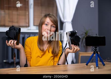 Influenceur muni de deux appareils photo. Vlogger, en prenant son expérience à l'appareil photo de smartphone. Créateur de contenu, nouvelle star des médias sociaux Banque D'Images