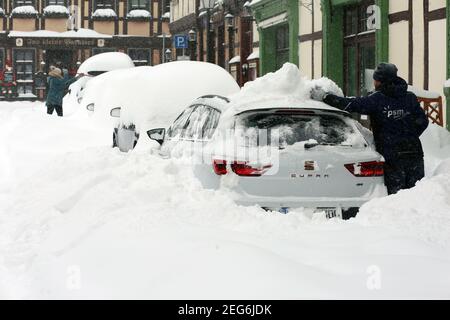 Wernigerode, Allemagne. 08 février 2021. Des véhicules enneigés se trouvent sur le côté de la route à Wernigerode, les résidents balayent la neige de leurs voitures enneigées. L'hiver a des parties de Saxe-Anhalt comme ici à Wernigerode fermement dans sa prise. En peu de temps, la couverture de neige a atteint 50 centimètres. Les services de défrichement peuvent difficilement repousser la neige. Credit: Matthias Bein/dpa-Zentralbild/ZB/dpa/Alay Live News Banque D'Images