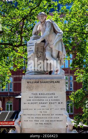 Statue de marbre William Shakespeare érigée en 1874 à Leicester Square Jardins Londres Angleterre Royaume-Uni qui est un voyage touristique populaire destination atracti Banque D'Images