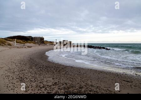 Bunker Cannon situé à la plage de Skagen, baie d'Aalbaek, l'entrée du Kattegat. Le bunker a été lavé par le sable, mais a été enterré dedans Banque D'Images