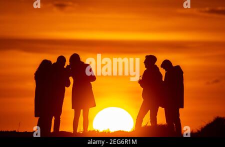 Amis prenant un café au coucher du soleil, Grèce Banque D'Images