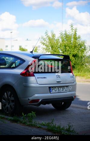 POZNAN, POLOGNE - 15 juillet 2017 : voiture Citroën C4 garée sur un trottoir Banque D'Images
