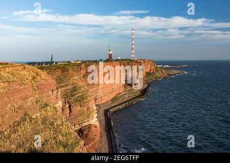 Helgoland, vue sur la falaise avec phare, Mer du Nord, Schleswig-Holstein, Allemagne Banque D'Images