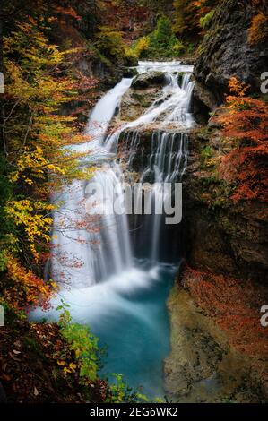 Cascade de Cueva en automne (Ordesa et Monte Perdido NP, Pyrénées, Espagne) ESP: Cascada de la Cueva en otoño (PN Ordesa y Monte Perdido, Aragón España) Banque D'Images