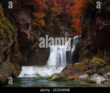 Cascade de Cueva en automne (Ordesa et Monte Perdido NP, Pyrénées, Espagne) ESP: Cascada de la Cueva en otoño (PN Ordesa y Monte Perdido, Aragón España) Banque D'Images