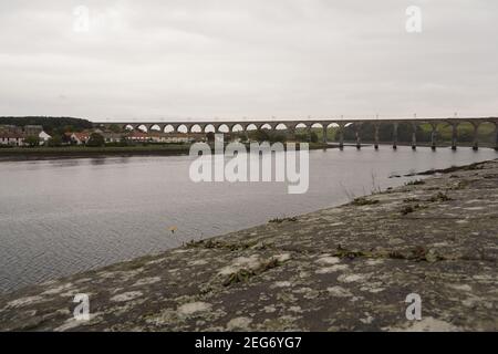 Le pont de la frontière royale qui longe la rivière Tweed Banque D'Images