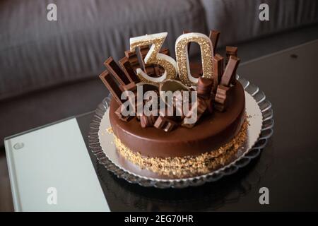 Un gros plan d'un délicieux gâteau au chocolat d'anniversaire avec numéro 30 bougies sur le dessus Banque D'Images