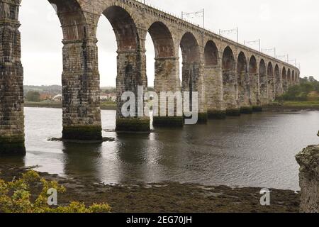 Le pont de la frontière royale qui longe la rivière Tweed Banque D'Images