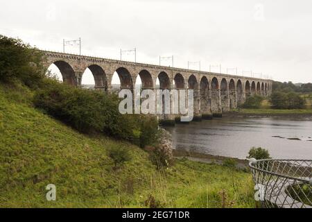 Le pont de la frontière royale qui longe la rivière Tweed Banque D'Images