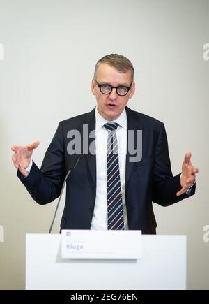 Hambourg, Allemagne. 18 février 2021. Stefan Kluge, directeur du Département de médecine intensive du Centre médical universitaire de Hambourg-Eppendorf (UKE), prend la parole lors d'une conférence de presse à l'UKE. L'UKE a fourni jeudi des informations sur une étude sur l'autopsie des décès de Covid-19. Credit: Christian Charisius/dpa/Pool/dpa/Alay Live News Banque D'Images