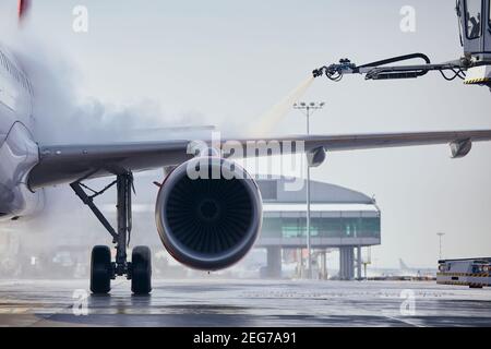 Dégivrage de l'aile de l'avion avant le vol. Hiver givré jour à l'aéroport. Banque D'Images