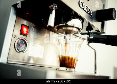 Faites un espresso avec une machine à espresso Banque D'Images