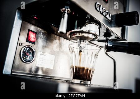 Faites un espresso avec une machine à espresso Banque D'Images