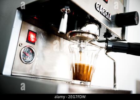 Faites un espresso avec une machine à espresso Banque D'Images