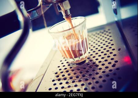 Faites un espresso avec une machine à espresso Banque D'Images