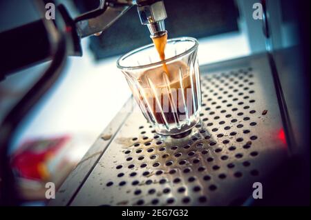 Faites un espresso avec une machine à espresso Banque D'Images