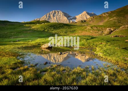 Taillon et Gabietous vus de près du Col de Tentes (Gavarnie, Pyrénées, France) ESP: Taillón y Gabietos vistos desde cerca del Col de Tentes Banque D'Images