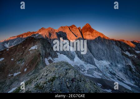 Vignemale au lever du soleil d'été, vue depuis l'Hourquette d'Ossoue (Parc National des Pyrénées, Cauterets, France) Banque D'Images