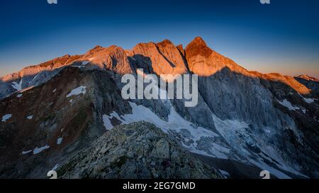 Vignemale au lever du soleil d'été, vue depuis l'Hourquette d'Ossoue (Parc National des Pyrénées, Cauterets, France) Banque D'Images