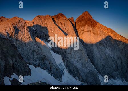 Vignemale au lever du soleil d'été, vue depuis l'Hourquette d'Ossoue (Parc National des Pyrénées, Cauterets, France) Banque D'Images