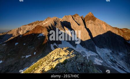 Vignemale au lever du soleil d'été, vue depuis l'Hourquette d'Ossoue (Parc National des Pyrénées, Cauterets, France) Banque D'Images