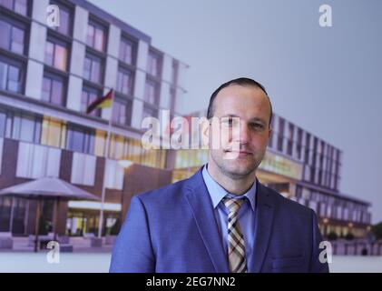 Hambourg, Allemagne. 18 février 2021. Benjamin Ondruschka, directeur de l'Institut de médecine légale au Centre médical universitaire de Hambourg-Eppendorf (UKE), photographié après une conférence de presse à l'UKE. L'UKE a informé jeudi d'une étude sur l'autopsie de Covid-19 morts. Credit: Christian Charisius/dpa/Pool/dpa/Alay Live News Banque D'Images