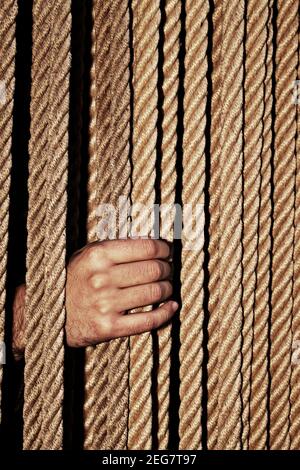 Mains mâles tenant des lignes de corde fortement photo Banque D'Images