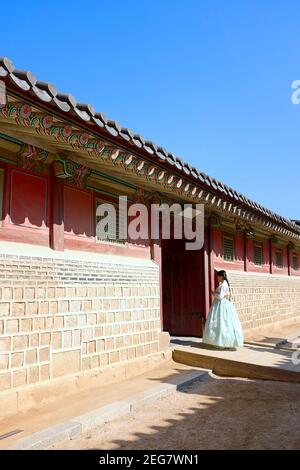 Séoul, Corée du Sud - 03 novembre 2018 : une jeune fille coréenne vêtue d'une robe traditionnelle se promèna dans une porte de l'ancienne maison coréenne. Banque D'Images