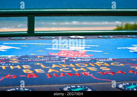 NORMANDIE, FRANCE - 5 juillet 2017 : plaque commémorative avec carte des plages du débarquement, dans le cimetière américain de la bataille du débarquement de Normandie Banque D'Images