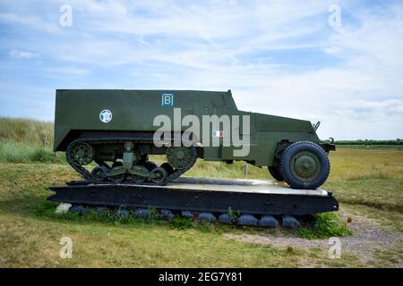 NORMANDIE, FRANCE - 4 juillet 2017 : véhicules commémoratifs de l'armée, le long de la plage de l'Utah, au débarquement de Normandie, pendant la Seconde Guerre mondiale Banque D'Images