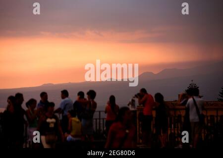 Touristes au coucher du soleil sur le point de vue à Belvedere di Taormina dans le centre de la vieille ville de Taormina dans la province de Sicile en Italie. Italie, SICI Banque D'Images