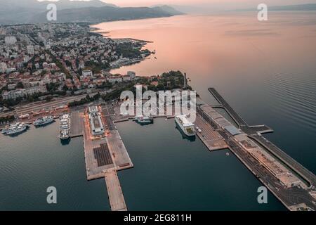 Vue aérienne de drone du port de ferry par la vieille ville de Split Avant le lever du soleil le matin en Croatie Banque D'Images