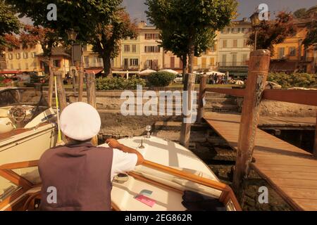 Une excursion en bateau au départ et à destination de l'île San Giulio dans le lac Orta, près du village de pêcheurs d'Orta, sur le lac Orta, à Piemont, dans le nord de l'Italie. Italie, Piemo Banque D'Images