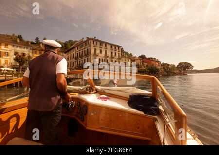 Une excursion en bateau au départ et à destination de l'île San Giulio dans le lac Orta, près du village de pêcheurs d'Orta, sur le lac Orta, à Piemont, dans le nord de l'Italie. Italie, Piemo Banque D'Images