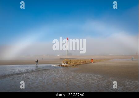 Fogbow, un arc-en-ciel incolore apparaît dans le ciel un jour brumeux sur la plage de Littlehampton, West Sussex, Royaume-Uni. Banque D'Images