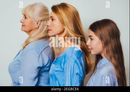 Grand-mère, fille et petit-enfant ensemble à la maison, heureux moments de vie domestique - famille s'amuser, concepts sur les personnes âgées, famille de génération mult Banque D'Images