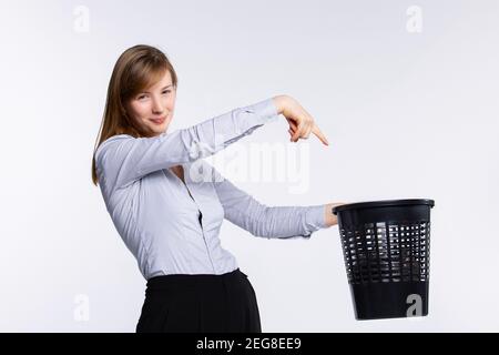 Jeune beau recyclage blond. Tenir les déchets avec des papiers pour recycler le pointage, la main signe, le geste positif et confiant devant l'appareil photo Banque D'Images