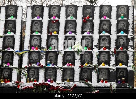 Kiev, Ukraine. 18 février 2021. Des fleurs à la mémoire de la centaine céleste, militants tués lors des manifestations antigouvernementales de 2014, sont vues à l'occasion du 7e anniversaire de l'Euro Maidan, à Kiev, en Ukraine, le 18 février 2021. Crédit : Serg Glovny/ZUMA Wire/Alay Live News Banque D'Images