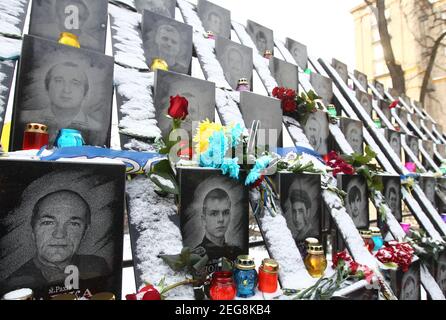 Kiev, Ukraine. 18 février 2021. Des fleurs à la mémoire de la centaine céleste, militants tués lors des manifestations antigouvernementales de 2014, sont vues à l'occasion du 7e anniversaire de l'Euro Maidan, à Kiev, en Ukraine, le 18 février 2021. Crédit : Serg Glovny/ZUMA Wire/Alay Live News Banque D'Images