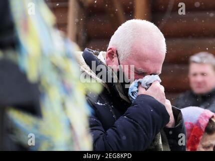 Kiev, Ukraine. 18 février 2021. Un homme réagit à côté d'un mémorial à la mémoire de la centaine céleste, des militants qui ont été tués lors des manifestations anti-gouvernementales de 2014, à l'occasion du 7e anniversaire de l'Euro Maidan, à Kiev, en Ukraine, le 18 février 2021. Crédit : Serg Glovny/ZUMA Wire/Alay Live News Banque D'Images