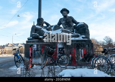 Munich, Allemagne - 13 février 2021 : sculpture dans le sud-ouest du pont Reichenbach au-dessus de la rivière Isar Banque D'Images