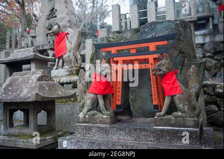 24.12.2017, Kyoto, Japon, Asie - les figures en pierre représentent Inari Okami, renard japonais (Kitsune), divinité (Kami) sur le mont Inariyama, Fushimi Inari Taisha. Banque D'Images