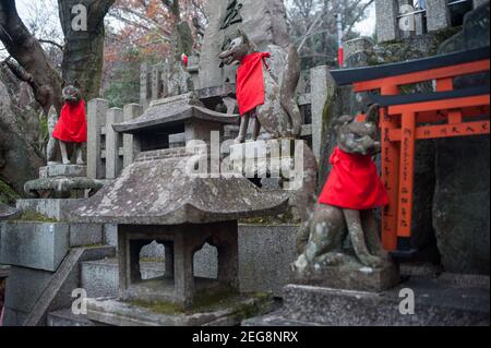 24.12.2017, Kyoto, Japon, Asie - les figures en pierre représentent Inari Okami, renard japonais (Kitsune), divinité (Kami) sur le mont Inariyama, Fushimi Inari Taisha. Banque D'Images