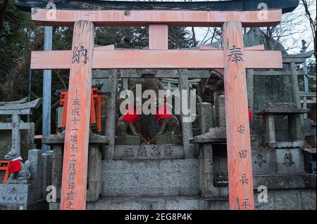 24.12.2017, Kyoto, Japon, Asie - les figures en pierre représentent Inari Okami, renard japonais (Kitsune), divinité (Kami) sur le mont Inariyama, Fushimi Inari Taisha. Banque D'Images