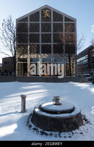 Munich, Allemagne - 13 février 2021 : construction de la brasserie Loewenbraeu avec la neige au premier plan. La société Loewenbraeu est l'une des larves Banque D'Images