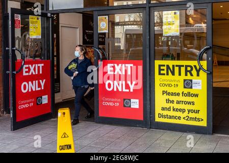 Cork, Irlande. 18 février 2021. Les gens du centre-ville de Cork font leurs affaires pendant le confinement de niveau 5 du gouvernement. Crédit : AG News/Alay Live News Banque D'Images